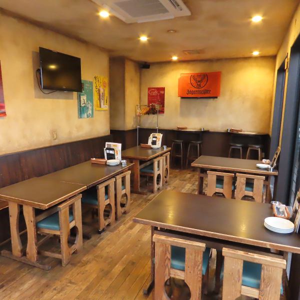 1階のお席にはゆったり飲むのにぴったりなテーブル席をご用意しております♪サク飲み・ふら～っと立ち寄りも大歓迎です！美味しいお料理とお酒をごゆっくりとお楽しみください♪