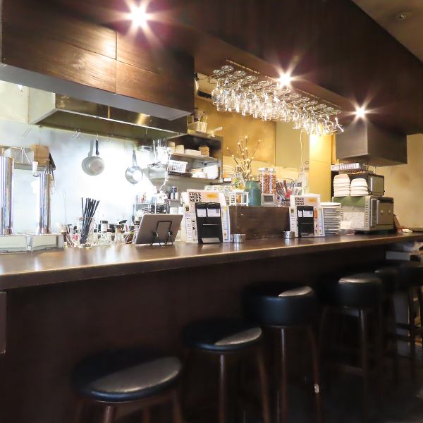 【スタッフとの会話も楽しめるカウンター席♪】スタッフとの会話も、楽しめるカウンター席は、常連さんにも大人気…スタッフと仲良くなりたい方、必見のお席☆女子会・誕生日会・デートなど、様々なシーンに対応できる、少人数もご利用可能な「窓際のテーブル席」もご用意！！気兼ねなく、楽しめる雰囲気が自慢です★☆