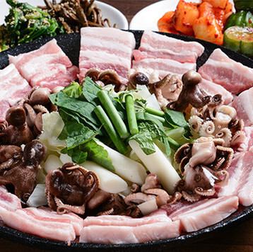 【十三駅徒歩3分】本場の韓国がここにある！超厚切サムギョプサル×多彩な韓国酒◎