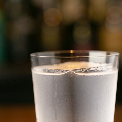 液体グラスのなかでアイスが隠れて見えなくなる「忍者カクテル」◆種類豊富なカクテル 各種