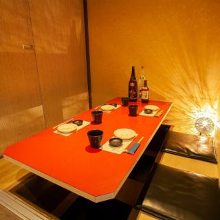 2名様～ご利用可能な個室席を多数ご用意しております。デートや記念日に雰囲気のあるプライベート空間です。扉付き完全個室となっておりますので周りを気にすることなくお過ごし頂けます。お席のみのご予約も承っております。