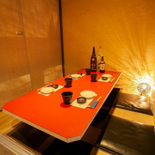 2名様～ご利用可能な個室席を多数ご用意しております。デートや記念日に雰囲気のあるプライベート空間です。扉付き完全個室となっておりますので周りを気にすることなくお過ごし頂けます。お席のみのご予約も承っております。
