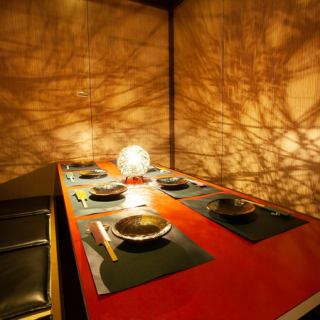 写真は8名様完全個室★何名様でも完全個室へご案内★扉付き完全個室は2名様からご利用可能！設備や照明にこだわり、お客様に落ち着きある空間をご提供致します。大事な接待や誕生日・記念日、デートのご利用にも◎！さらに、事前予約でメッセージ入り特製デザートプレートを無料プレゼント♪