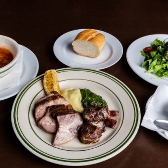 스페인산 이베리코 돼지 어깨 로스 고기 그릴과 숙성 고기의 주사위 컷 스테이크 점심 +1음료