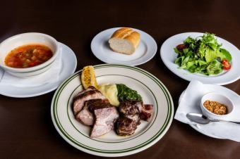 烤西班牙伊比利亞豬肩腰肉和切丁的陳年肉牛排午餐 + 1 杯飲料