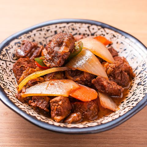 外はカリッ、中はジューシー。黒酢の香りが食欲をそそる逸品！黒酢豚(国産豚)