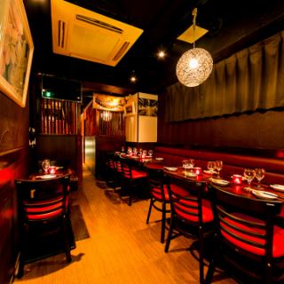 【シックなテーブル席◆サク飲みにも最適◆】ゆったりとお過ごし頂ける半個室のお席もご用意しております♪お仕事帰りのサクッと気軽に飲める空間♪