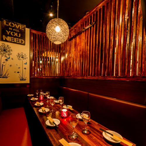 【専用個室】最大10名様までご利用可能な個室となります♪ソファ席でゆったりとお時間お過ごし頂けます。長時間のご宴会でも楽々♪お昼宴会でも是非ご利用くださいませ!