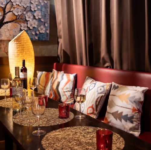 <p>《個室6名から10名様用の個室席》全席禁煙(店外に喫煙スペースあり)シーンに合わせた使い方ができるお部屋は満足感も◎周りを気にせず楽しめる空間で宴会をお楽しみいただけます。2~28名様までご利用いただけます♪ご宴会・女子会・ご友人様となど様々なご利用シーンで使っていただいております。</p>