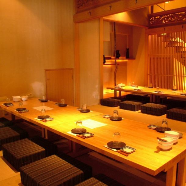 A tatami room where you can have a banquet for up to 45 people by removing the partition.There are two private rooms with different atmospheres in the back!