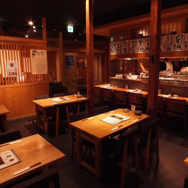 An open counter and table seats where you can see the cooking scenery up close and have a lively feeling.By all means, be one with the energetic staff