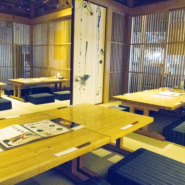 仕切りをはずすと最大40名様までの宴会ができるお座敷。奥にはまた別の雰囲気個室が2部屋！
