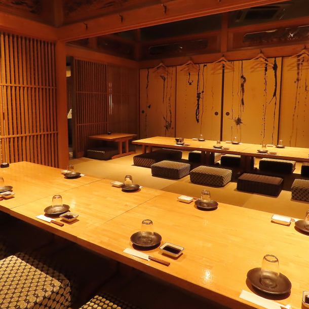 仕切りをはずすと最大40名様までの宴会ができるお座敷。奥にはまた別の雰囲気個室が2部屋！