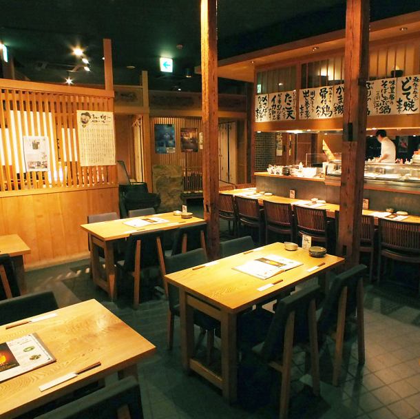 調理風景が間近に見えてライブ感のあるオープンカウンターとテーブル席。ぜひ元気なスタッフと一体になって