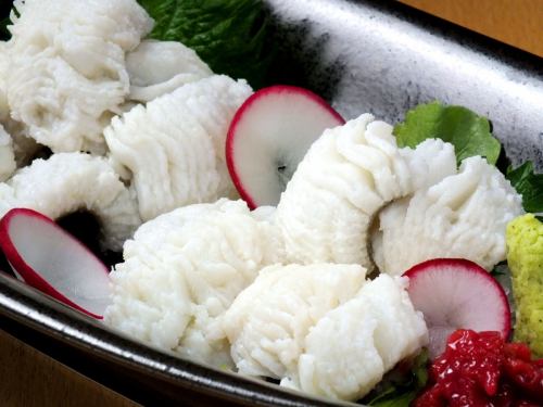 鱧(はも)の湯引き　梅肉添え