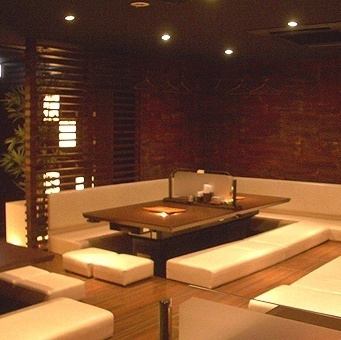店内には広々とした掘りごたつのお座敷席をご用意しており、宴会やグループ利用でもゆったりと寛げる落ち着いた雰囲気が魅力◎足元が楽な掘りごたつ席は長時間の利用でも疲れにくく、会社の歓送迎会や各種イベントにも最適です!席同士の間隔もしっかり確保されているため、賑やかなシーンでも気兼ねなく楽しめます。