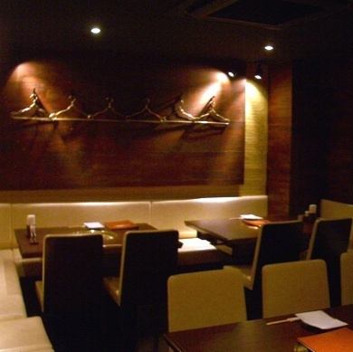 テーブル席の個室は最大20名様まで対応可能。友人や女子会、ご家族など、親しい方とゆったりと食事を楽しまめす。周囲の視線を気にせず会話が弾むよう、温かな色合いの照明が心地よい空間を演出。木目と和の趣を感じさせるインテリアで、落ち着いたムードを大切にしており、大切な人との大事なひと時におすすめです。