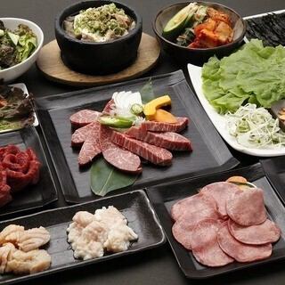 塩ロースや厚切りカルビ、牛すじ煮込みなどを味わえる！全14品4500円(税込)コース
