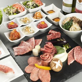 和牛炙り握りや上タン塩、厚切りカルビなどを堪能する◎全13品飲み放題付7000円(税込)コース