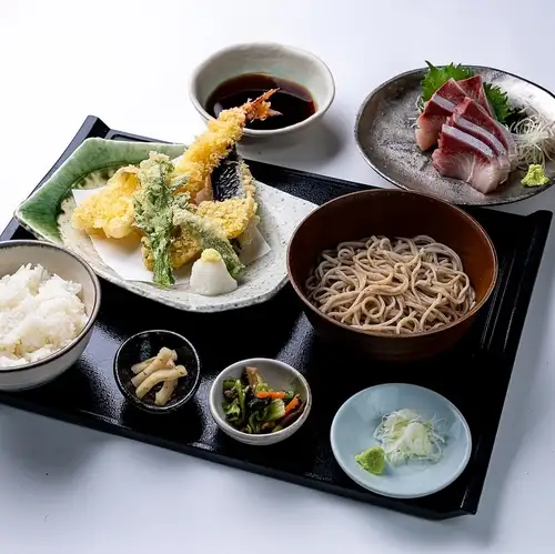 蕎麦も天ぷらも刺身も