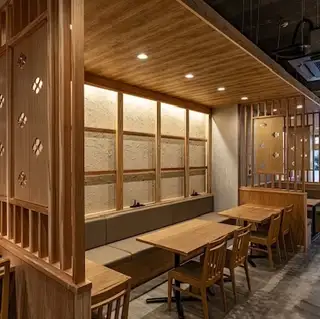 開放的な居心地の良い店内で温かみのある木のぬくもりが感じられるテーブル席をご用意しております