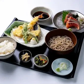 サーモン刺身と天ぷら盛り合わせミニ蕎麦定食
