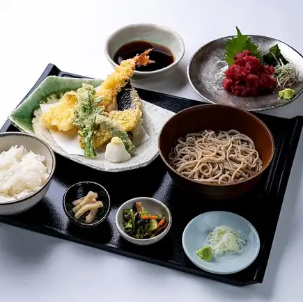 まぐろ中落ちと天ぷら盛り合わせミニ蕎麦定食