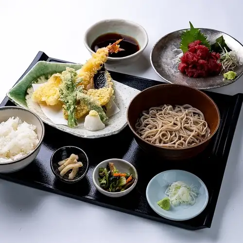 まぐろ中落ちと天ぷら盛り合わせミニ蕎麦定食