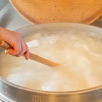 北海道産のそば粉と江の島名産“アカモク”を使用