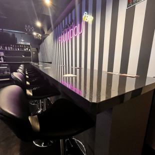 [Counter seats] The counter seats are reminiscent of a bar, and are lined with alcoholic beverages. It's a casual restaurant that's perfect for dates or solo diners. You can be proud that your favorite restaurant has a stylish interior that looks great on social media.