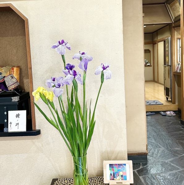 当店のエントランスはゆったりとしていますので、車椅子やベビーカーをご利用の方も安心してご来店いただけます。団体でお越しのお客様、スーツケースなどの大きな荷物は店内でお預かりすることも可能です。お気軽にお申し付けください。