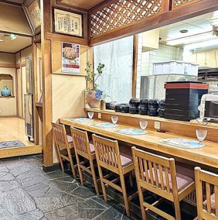 カウンター席は5席ご用意しております。ご予約なしでもお気軽にどうぞ。夜は旬のおまかせやアラカルト、和スイーツもございます。