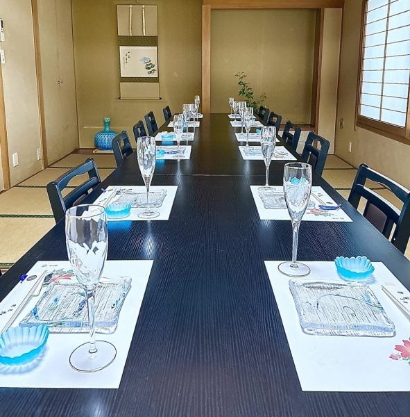 法事・慶事・ご法要・ご宴会などに最適な個室。人数に合わせて4タイプの和室をご用意させていただきます。宴会場は最大35名様までご利用いただける完全プライベート空間となっております。ミーティングや株主総会、接待、誕生会、結婚記念日、お食い初め、七五三、両家お顔合わせなど、様々なシーンでご利用下さい。
