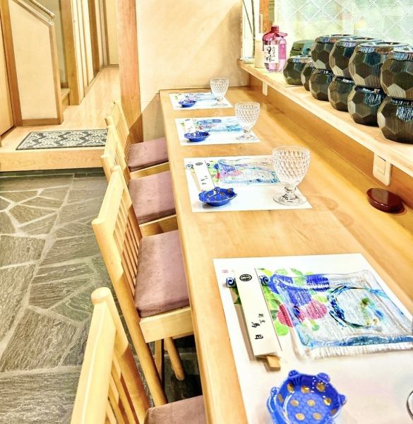 店内入口にはカウンター席もございます。女性お一人でも安心してお寛ぎ頂けます。