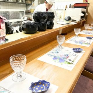 カウンター席は5席ご用意しております。ご予約なしでもお気軽にどうぞ。夜は旬のおまかせやアラカルト、和スイーツもございます。