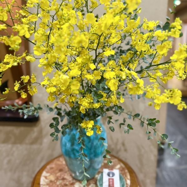 当店のエントランスはゆったりとしていますので、車椅子やベビーカーをご利用の方も安心してご来店いただけます。団体でお越しのお客様、スーツケースなどの大きな荷物は店内でお預かりすることも可能です。お気軽にお申し付けください。