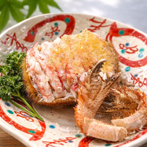 The chef carefully peels the crab, making for a delightful conversation! A superb serving of hairy crab in its shell.