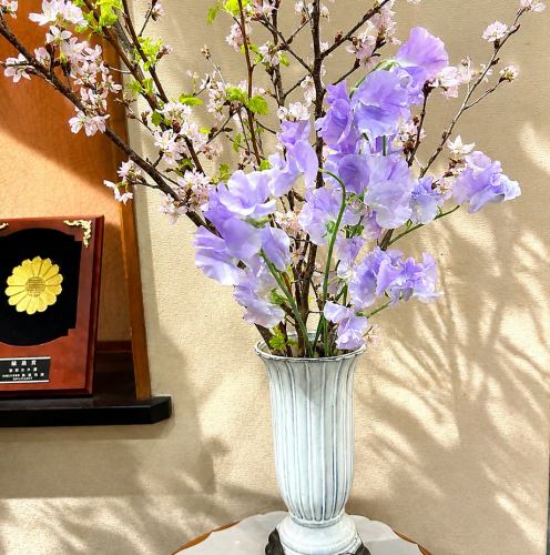 個室に季節の生花を。心尽くしのおもてなし