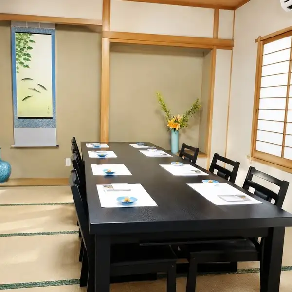 慶事・ご法要・ご接待に最適な完全個室です。8名様から最大12名様まで、人数に合わせて柔軟にレイアウト可能です。結婚記念日、七五三、お食い初めといったご家族のお慶びの席から、株主総会や接待まで、幅広い用途でご愛顧いただいております。落ち着いたプライベート空間で、旬の味覚を心ゆくまでご堪能ください。