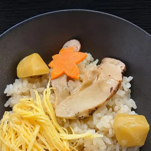 【初秋至臻美味】特色菜品包括早秋松茸、清蒸鲍鱼和我们著名的炸河豚(商务宴请和周年纪念的完美之选)