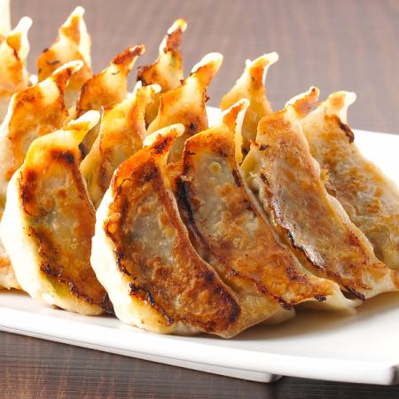 【饺子原创套餐】让人上瘾！120分钟无限畅饮、肉多汁多的烤饺子等6道菜，3,500日元