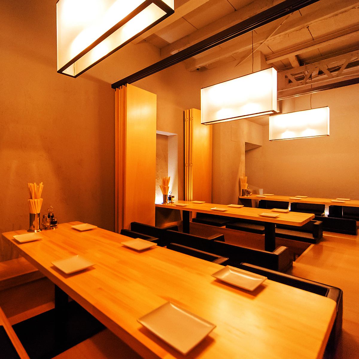 Private rooms with sunken kotatsu tables that can accommodate 10 to a maximum of 30 people are available.