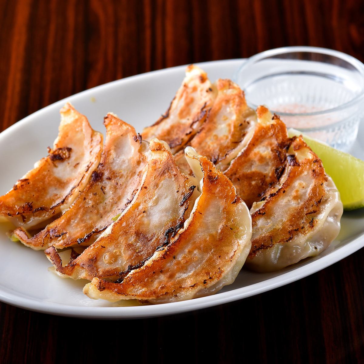 新品!羊肉煎饺!美味的煎饺,佐以岩盐和新鲜青柠汁。