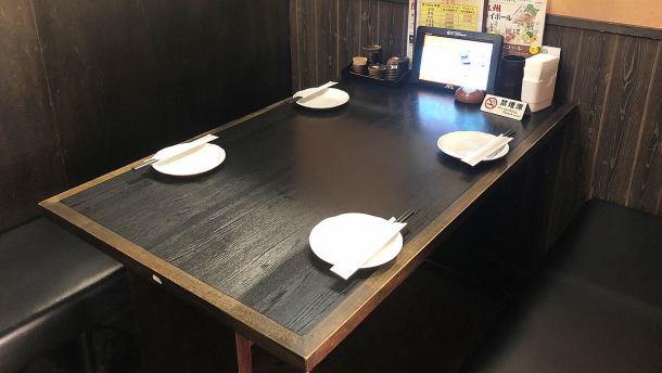 テーブルの半個室席もご用意していますよ！※禁煙席です