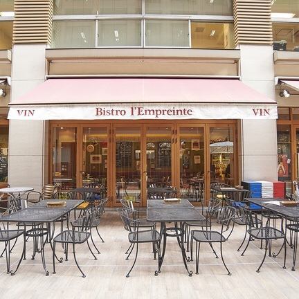 【靠窗的座位明亮开阔】餐厅内部氛围轻松休闲,大面积的落地玻璃窗是其一大特色。午餐时间,阳光从室外倾泻而入。我们还提供超值的午餐套餐,包含无限畅饮。尽情享用我们引以为傲的精酿啤酒和只有肉食吧才能提供的各种精心挑选的肉类菜肴!