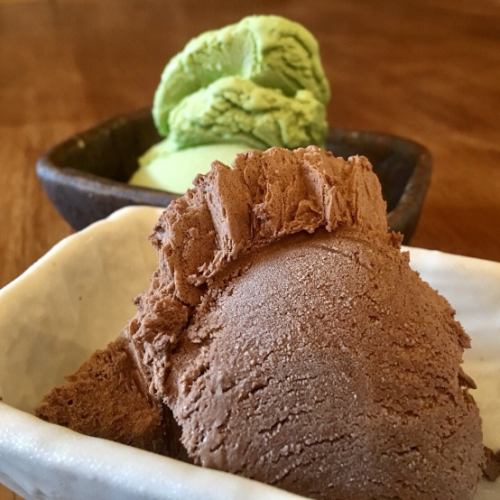 Ice cream (vanilla, chocolate, matcha)