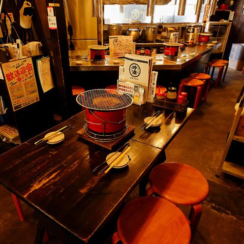 昭和42年創業のホルモン専門店。珍満の歴史はこのカウンター席から始まりました。年季の入ったステンレス製のV字カウンターで、昔からの常連はもちろん、昭和レトロな雰囲気で焼肉を楽しみたい方に選ばれております。盛り上がってお隣と乾杯したり、カウンター内のスタッフと談笑する光景はまさに大衆酒場の醍醐味です！
