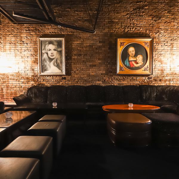 当店は女子会に最適な場所です。インスタ映えするおしゃれな内観が魅力で、写真映え間違いなし！さらに、個室も完備しているため、ゆっくりと会話を楽しむことができます。友達との特別な時間をぜひお過ごしください。お待ちしております！