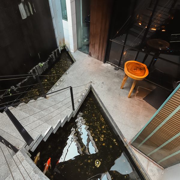 当店は東京メトロ日比谷線広尾駅4出口から徒歩約9分の場所にあります。階段を降りると鯉が泳いでおり、非日常感を演出しております。店内に入ると高級感あふれる空間が広がり、特別なひとときを過ごすのにぴったりです。ぜひお越しくださいませ。スタッフ一同、心よりお待ちしております。