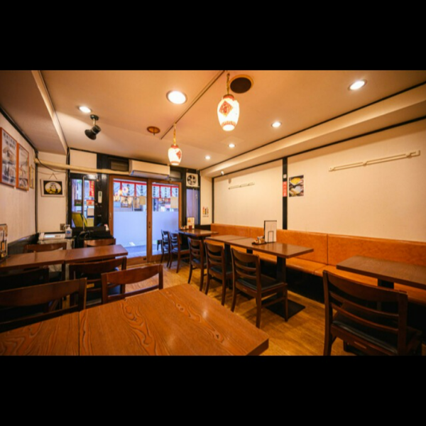 広々とした店内には、様々な人数にご対応可能なテーブル席とお一人様でもご利用いただけるカウンター席を全42席ご用意しております！用途に合わせてお好みの店内レイアウトに変更が可能◎会社の打ち上げや歓迎会、送別会など団体様のご宴会も大歓迎です。各種ご宴会に向けたお得なコースも各種ご用意いただきます♪